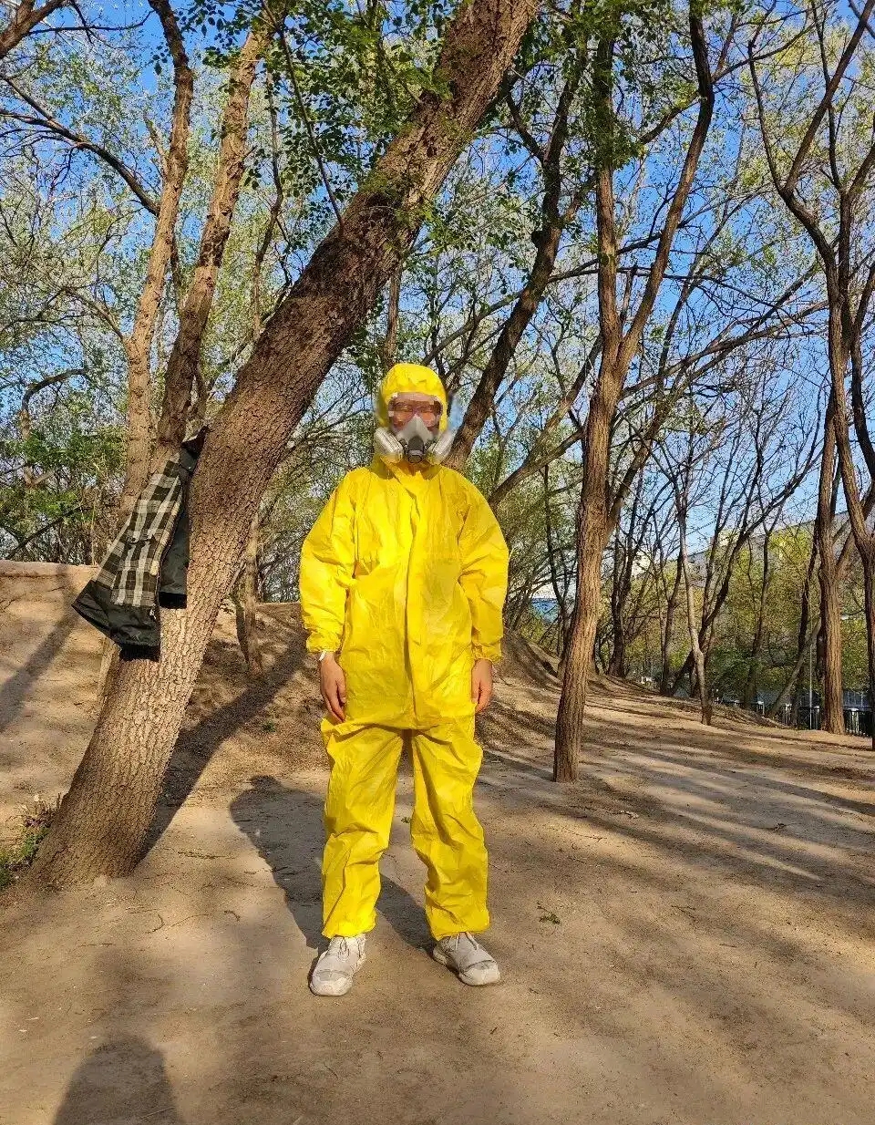 李迪“穿防护衣载防毒面罩”行走在校园。