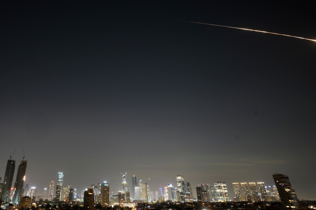 伊朗向以色列发射导弹，划过夜空。美联社