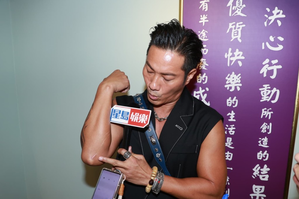 黃竣鋒指斬到牙幾乎甩，十分恐怖。