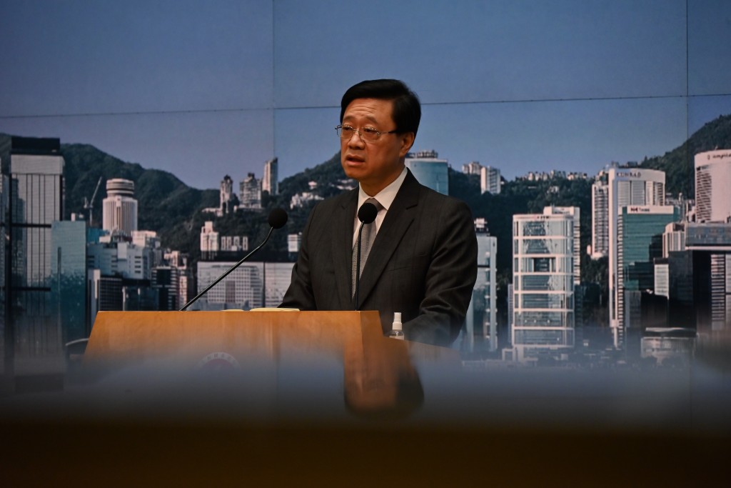 李家超指人才增加對香港競爭力而言，只會是「百利」。黃頌偉攝