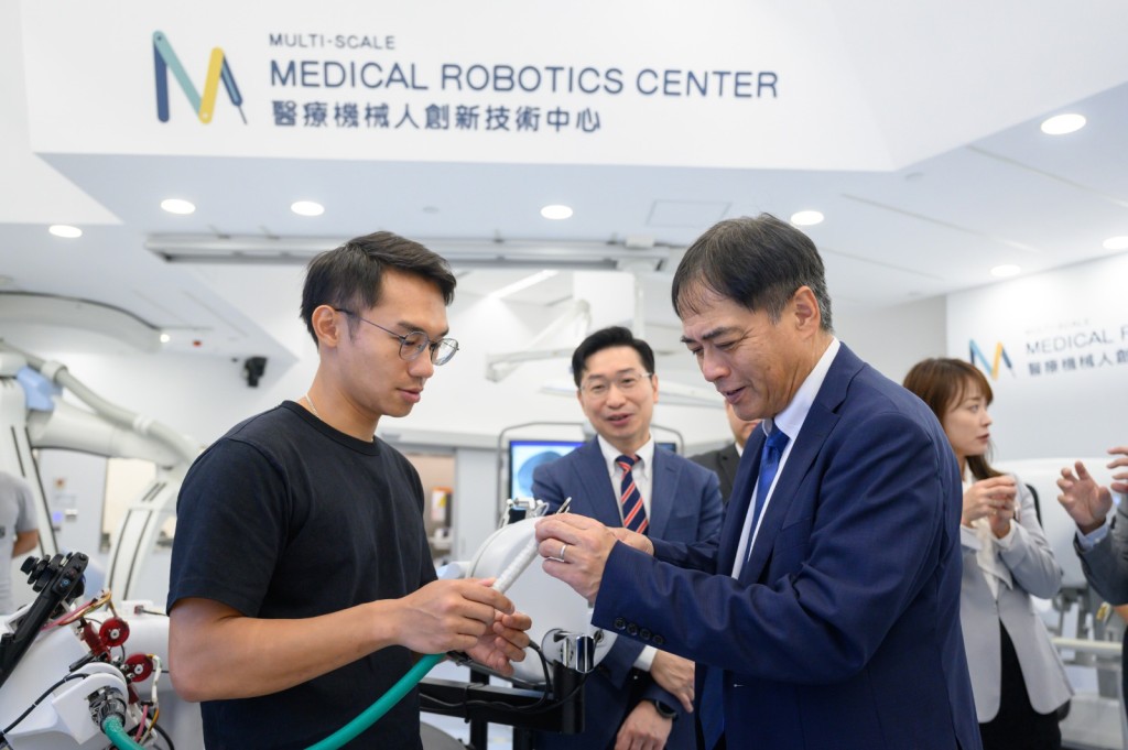 中大InnoHK医疗机械人创新技术中心团队向奥林巴斯代表团介绍最新研发的新内镜手术机械人系统EndoR。EndoR是首个完全由香港人研发和设计的手术机械人系统系统，早前获日内瓦国际发明展获评判嘉许特别金奖及2023红点奖 (Red Dot Award)。