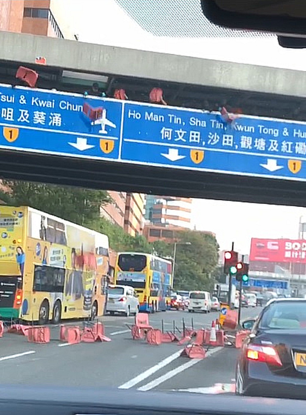 示威者當日在理大外行人天橋向馬路投擲椅子。資料圖片