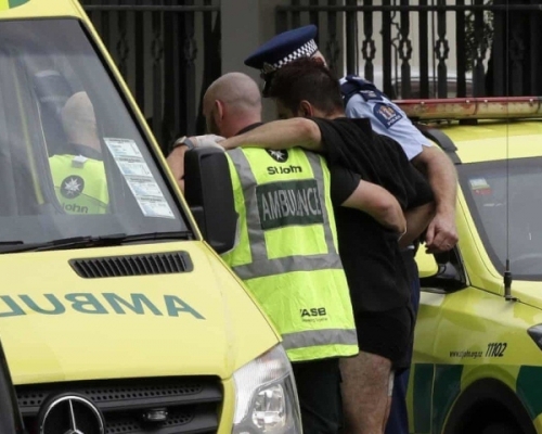 新西蘭基督城市中心一座清真寺發生大規模槍擊案，圖為警方協助傷者進入救護車。AP