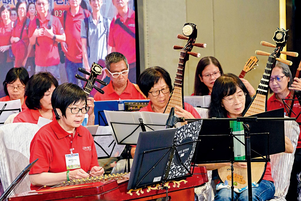 由港鐵義工、退休義工及其親友組成的中樂團,在嘉許典禮上演奏多首經典金曲。這支中樂團經常到護老院舍及社區中心義務表演粵曲及經典金曲,透過音樂傳遞溫暖。 由港鐵義工、退休義工及其親友組成的中樂團,在嘉許典禮上演奏多首經典金曲。這支中樂團經常到護老院舍及社區中心義務表演粵曲及經典金曲,透過音樂傳遞溫暖。