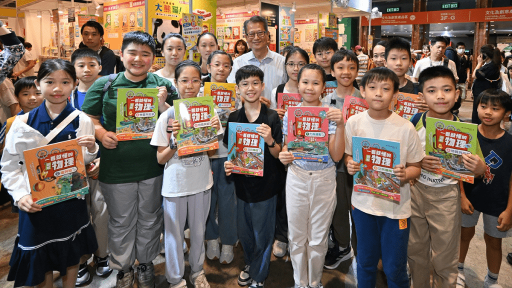 陳茂波邀小學生逛書展 送科普書勉保持好奇繼續探索科學︱Kelly Online