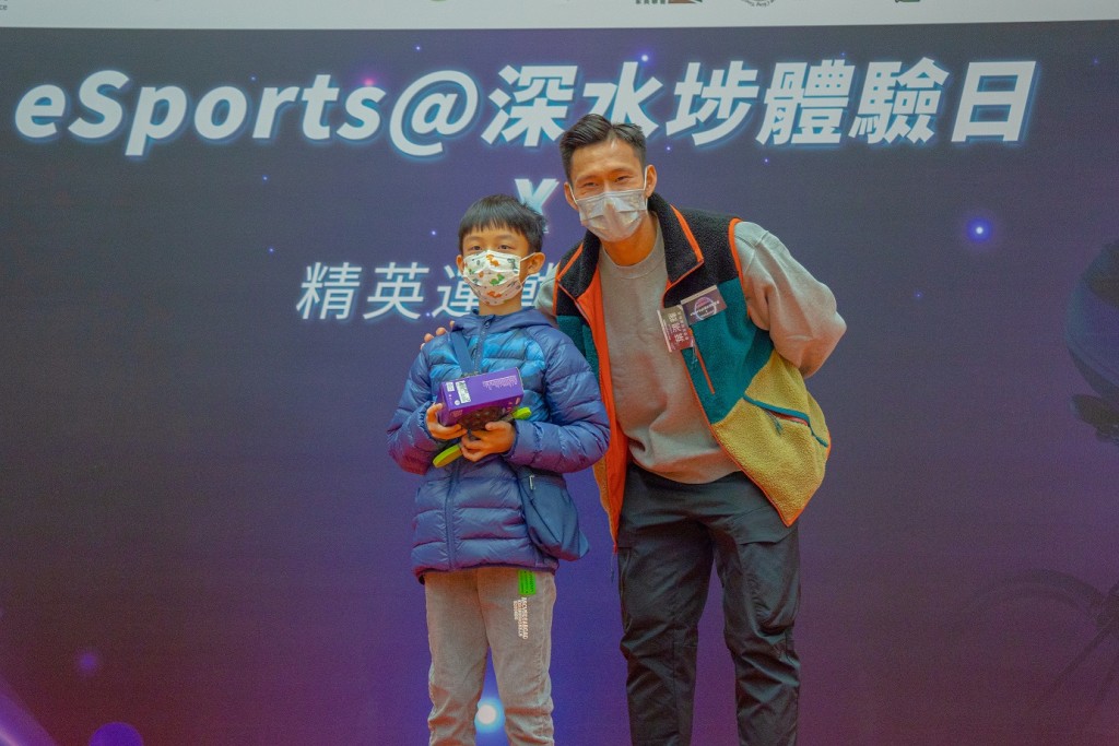 港足门将叶鸿辉(右)鼓励青少年多参与体育。大会提供图片