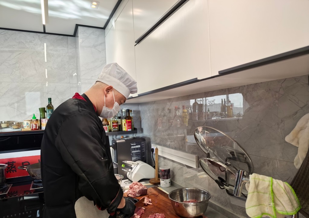 內地私廚服務普遍，吸引不少人聘用。微博@巴音郭楞融媒