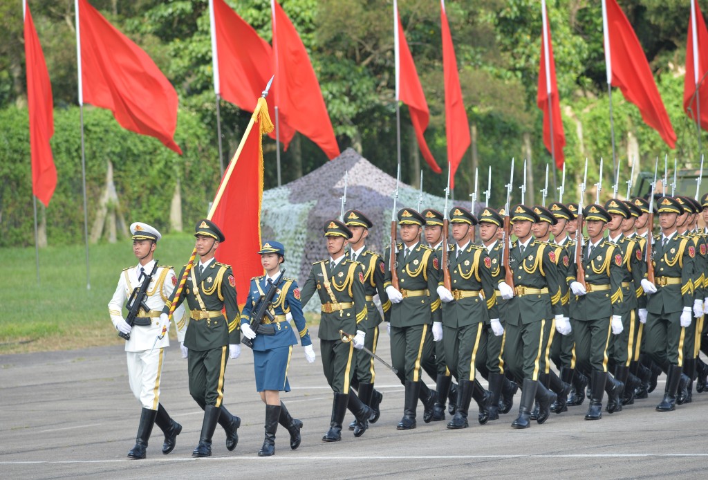 1997年7月1日解放軍駐港部隊陸海空三軍官兵,踏上香港依法履行香港防務。資料圖片