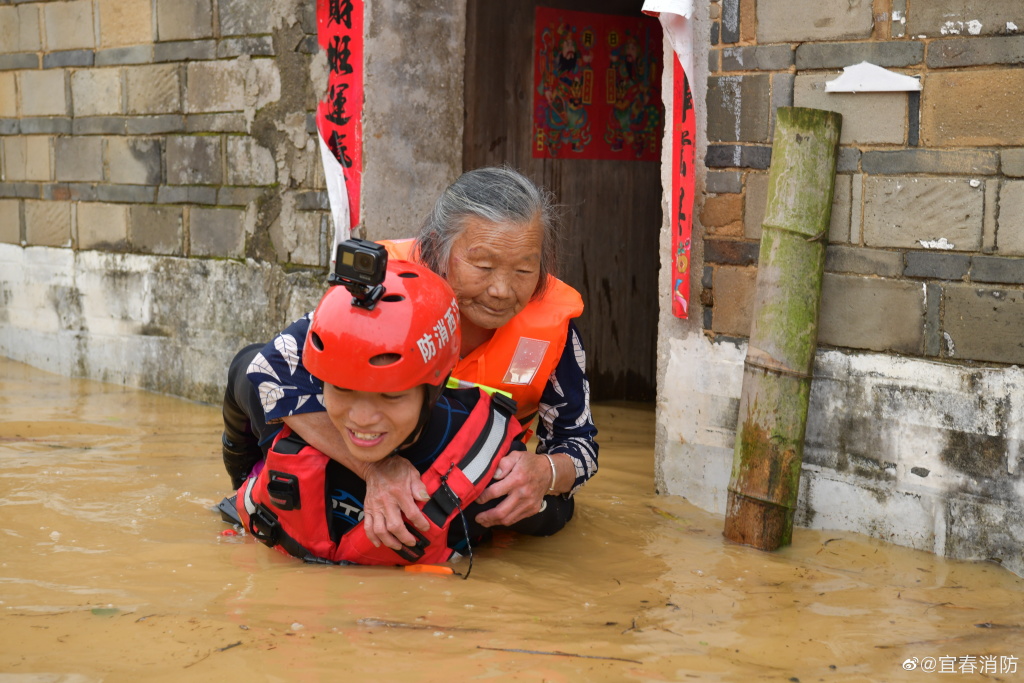 江西水災，救援人員疏散被困老人。