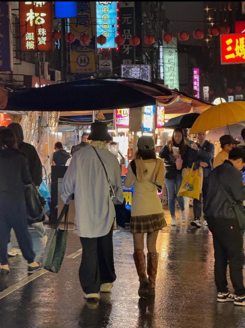 二人被網民拍到同遊台灣夜市。 二人被網民拍到同遊台灣夜市。