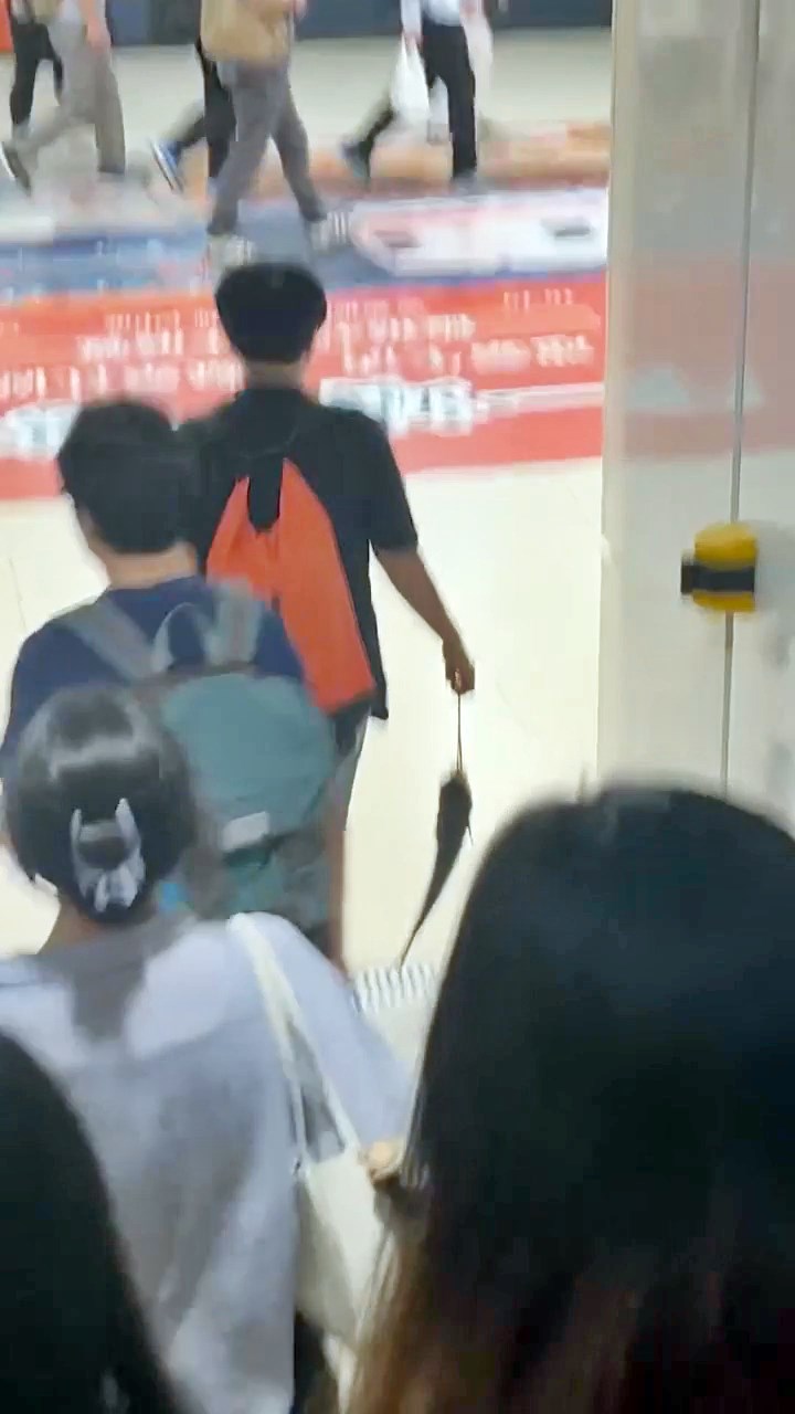 樓主並無提及拍攝地點,但見現場有港鐵售票機。Threads截圖 樓主並無提及拍攝地點,但見現場有港鐵售票機。Threads截圖