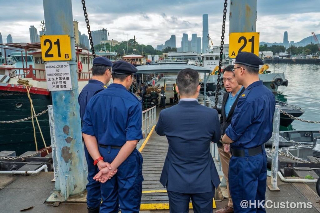 海關關長陳子達到訪破案的港口及海域科，聽取匯報案情。