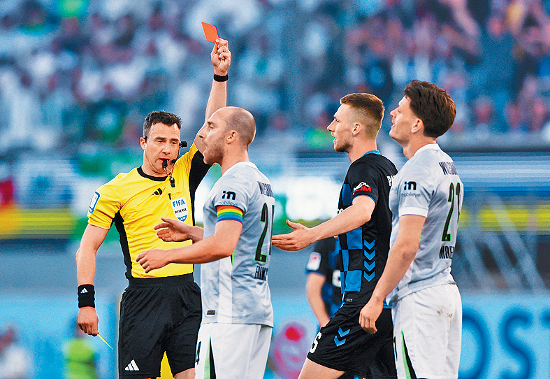 禾夫斯堡（灰衫）於14分鐘踢少一人，加時失守輸波。