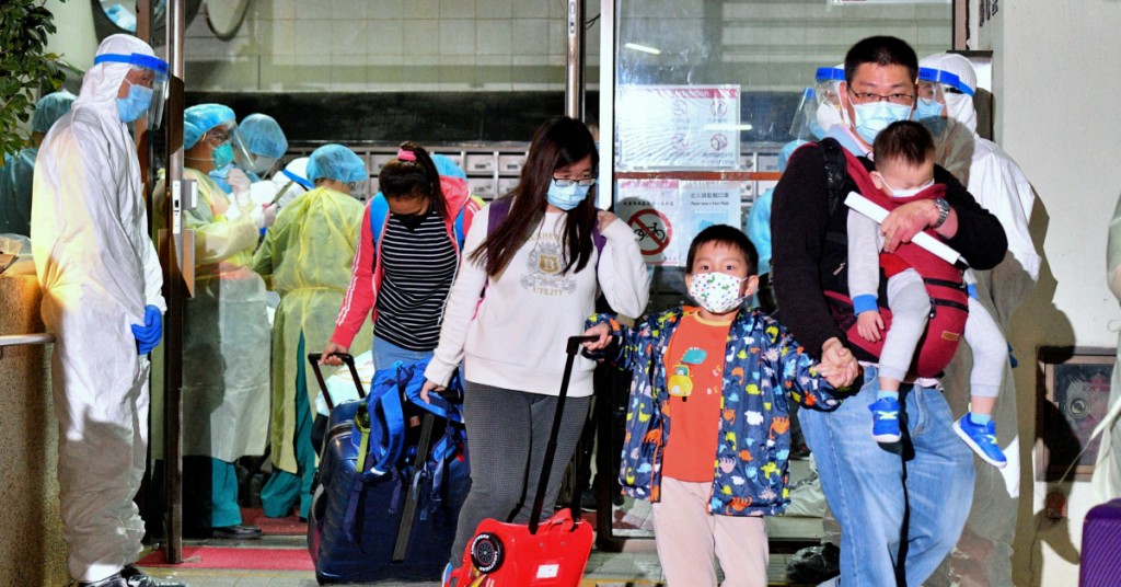 麗晶花園6座D室居民須遷往隔離中心。蘇正謙攝