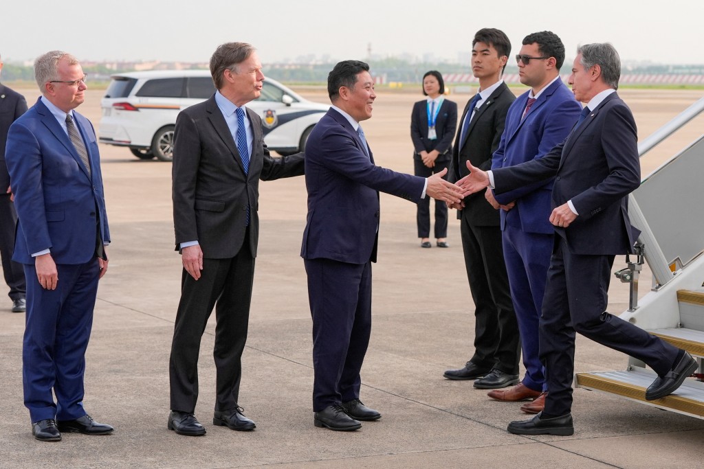 布林肯抵達上海後受到上海外事辦公室主任孔福安、美駐中大使伯恩斯和美駐上海總領事沃克的迎接。 路透社