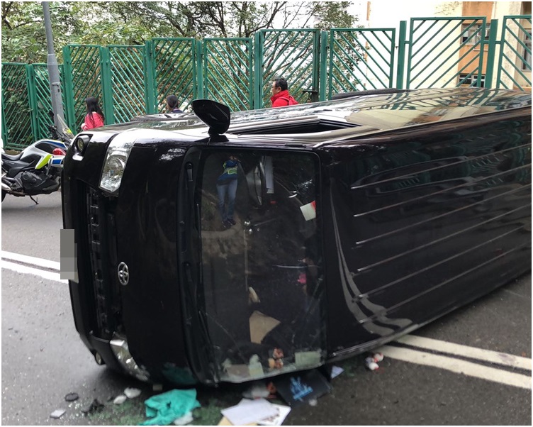 客貨車翻側後散物散落一地(紅圈)。