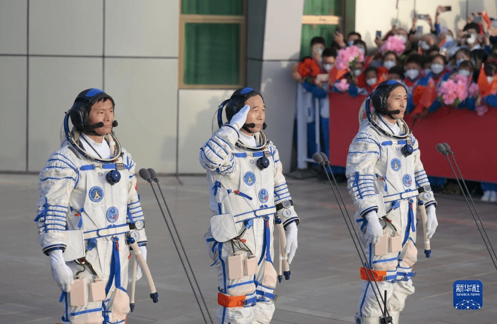 这是太空人景海鹏（右）、朱杨柱（中）、桂海潮在出征仪式上。新华社