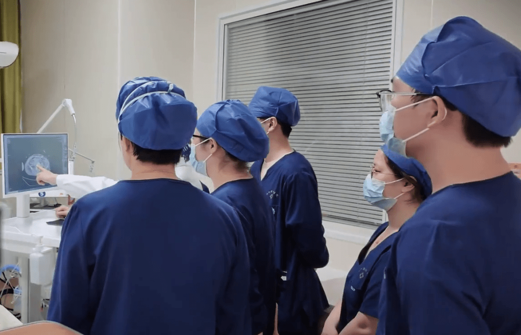 南山醫院重症醫學科團隊研究患者罕見病情。 第一現場