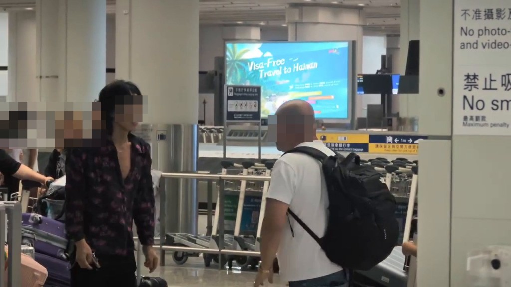 雙方吵架和推撞至中段,光頭佬疑似揚言報警,長 髮男後退,情況似有緩和跡象。但當光頭佬身旁女 童像說了一句話後,長髮男突然轉身唬嚇女童。Threads截圖 雙方吵架和推撞至中段,光頭佬疑似揚言報警,長 髮男後退,情況似有緩和跡象。但當光頭佬身旁女 童像說了一句話後,長髮男突然轉身唬嚇女童。Threads截圖
