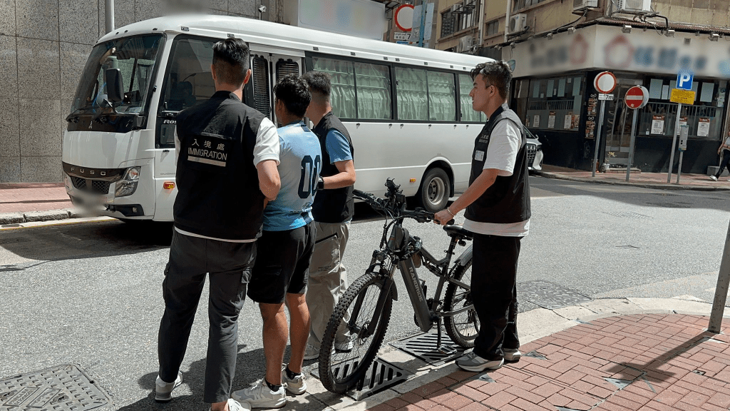 入境處拘捕15人,包括8名非法勞工。入境處圖片 入境處拘捕15人,包括8名非法勞工。入境處圖片