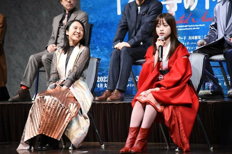 上白石萌音及橋本環奈（右）出席舞台劇發布會。