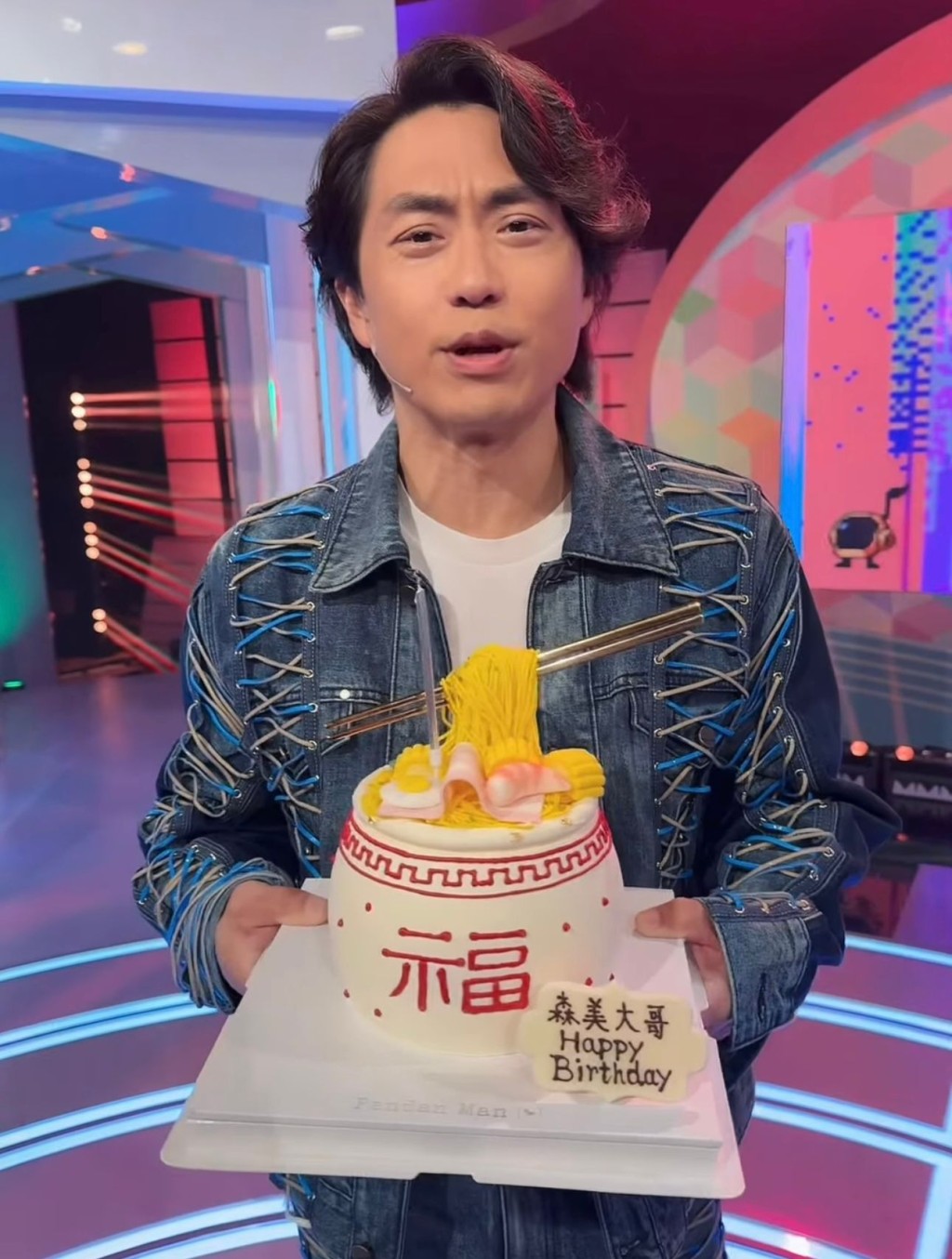 麥美欣表示:「睇佢幾咁靚仔幾咁青春活力 We are family!」 麥美欣表示:「睇佢幾咁靚仔幾咁青春活力 We are family!」