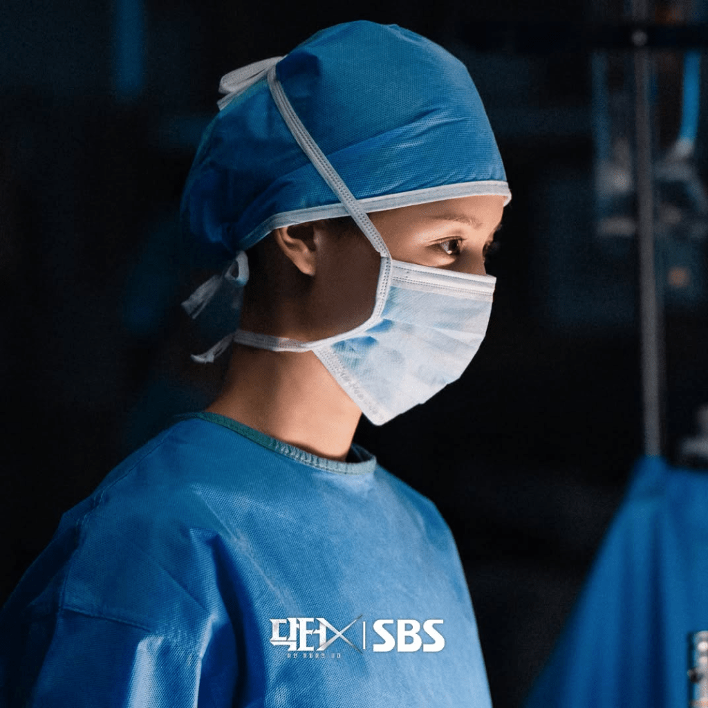 曾為該劇擔任醫療顧問的知名急診醫師兼作家南宮仁更在網上意有所指地大爆幕後內幕。
