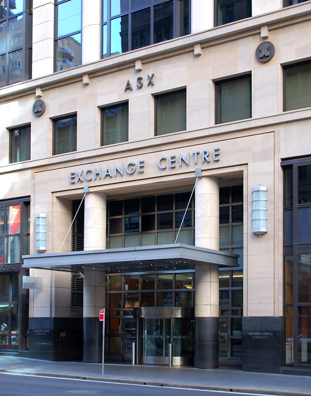 澳股收跌0.42% 報7353