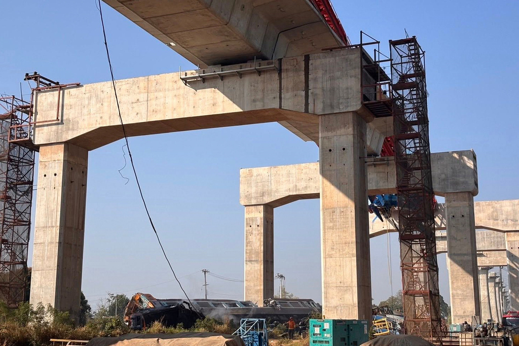 泰國一在建高鐵地盤，一部起重機高空墮下擊中行駛中火車。美聯社