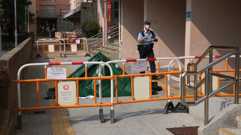 女子墮樓亡，警員以帳篷蓋遺體。