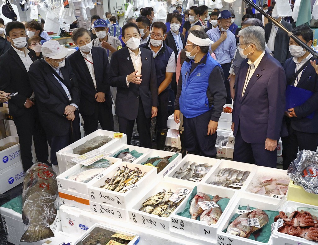 日本首相岸田文雄擬再撥逾10億救水產，圖為他日前到訪東京豐洲市場視察。路透社