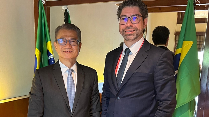 陳茂波今日與巴西經濟部國際經濟事務主管Marco Aurélio Rocha（右）會面。