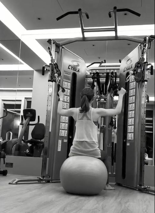 超莲胞姊何超云早前贴出的三房豪宅健身室照，窦骁做Gym的背景一模一样。