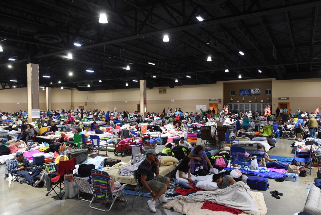 佛州各地現時共有320個防風庇護站開放，收容了最少5.4萬人。新華社