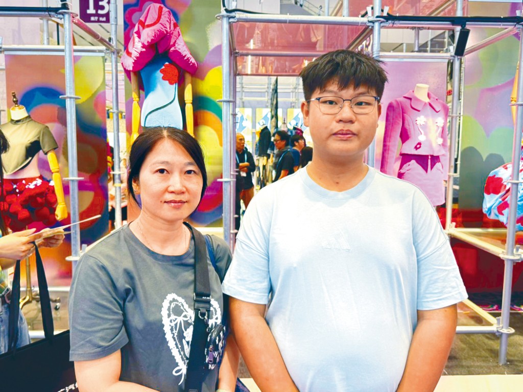 13歲的王同學與媽媽來參觀香港館,他向漫畫家索取簽名留念。 13歲的王同學與媽媽來參觀香港館,他向漫畫家索取簽名留念。