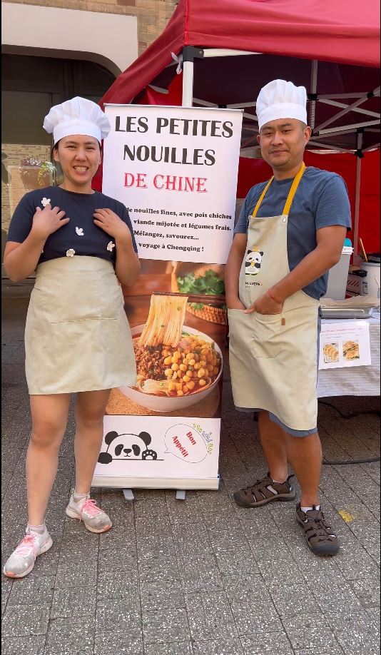 汪女士與丁先生夫婦，把重慶小食豌雜麵帶到比利時街頭，大受歡迎。抖音＠重慶孃孃在比利時