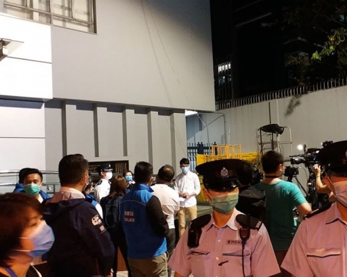 警方代表在離場後會見傳媒。林兆彬FB圖片