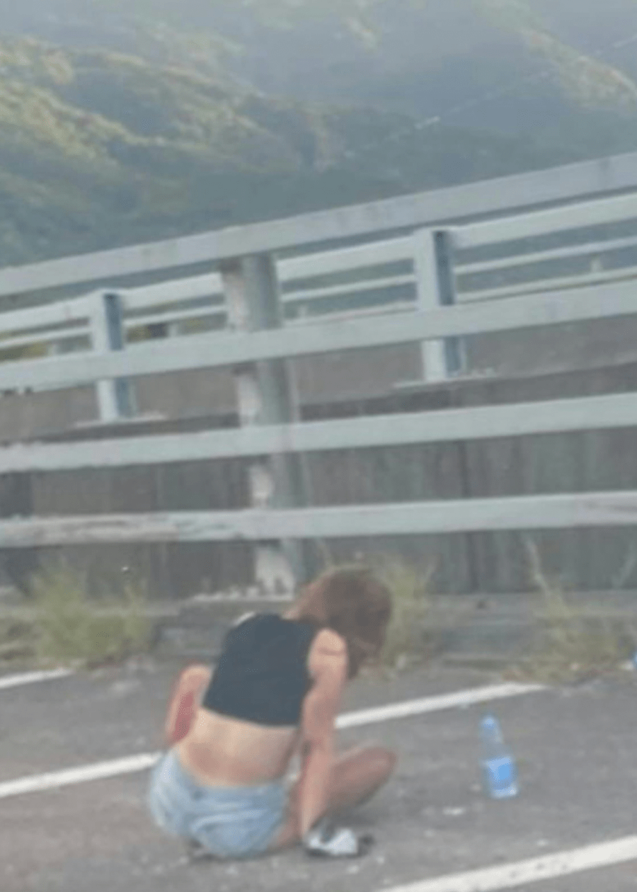 車禍後,身穿黑色背心和淺色熱褲的梁女坐在地上,雙臂後側和左邊大腿滿佈鮮血,疑嚴重擦傷,而地上和牛仔褲近㬾部位置也染滿血跡。facebook群組「車cam L(香港群組)」 車禍後,身穿黑色背心和淺色熱褲的梁女坐在地上,雙臂後側和左邊大腿滿佈鮮血,疑嚴重擦傷,而地上和牛仔褲近㬾部位置也染滿血跡。facebook群組「車cam L(香港群組)」