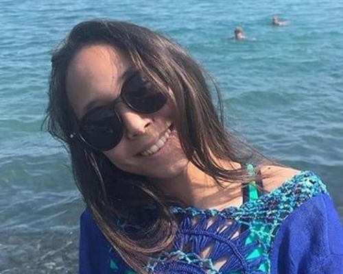 哈薩克少女電話放枕頭旁充電被炸死。網上圖片