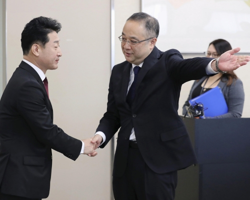日本經濟產業省貿易管理部長飯田陽一（右）和南韓產業通商資源部貿易政策官李浩鉉（左）在東京會晤。AP
