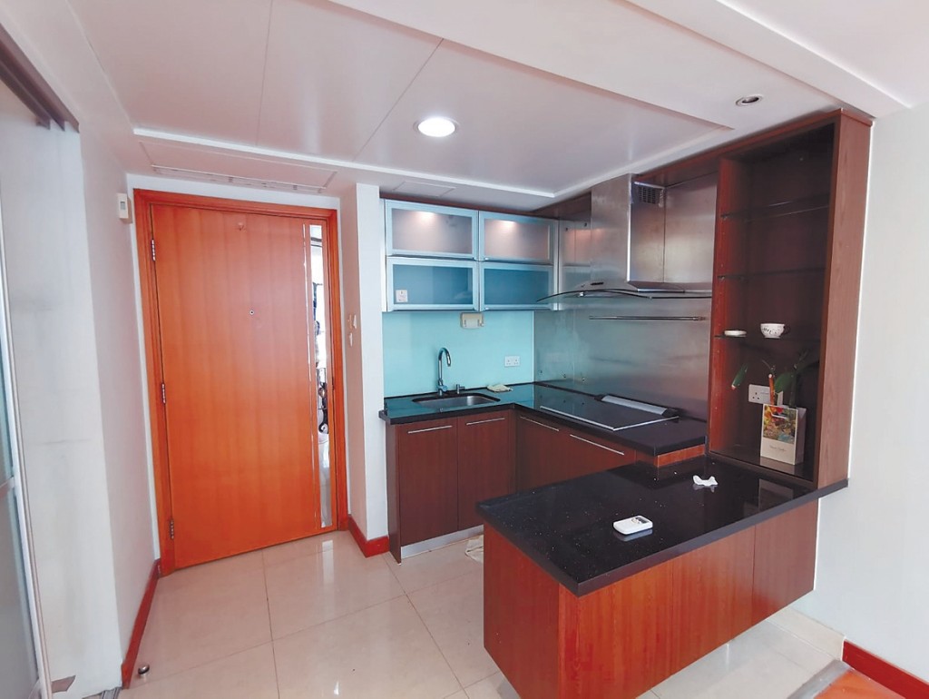 廚房為開放式設計，有多組廚櫃及爐具。