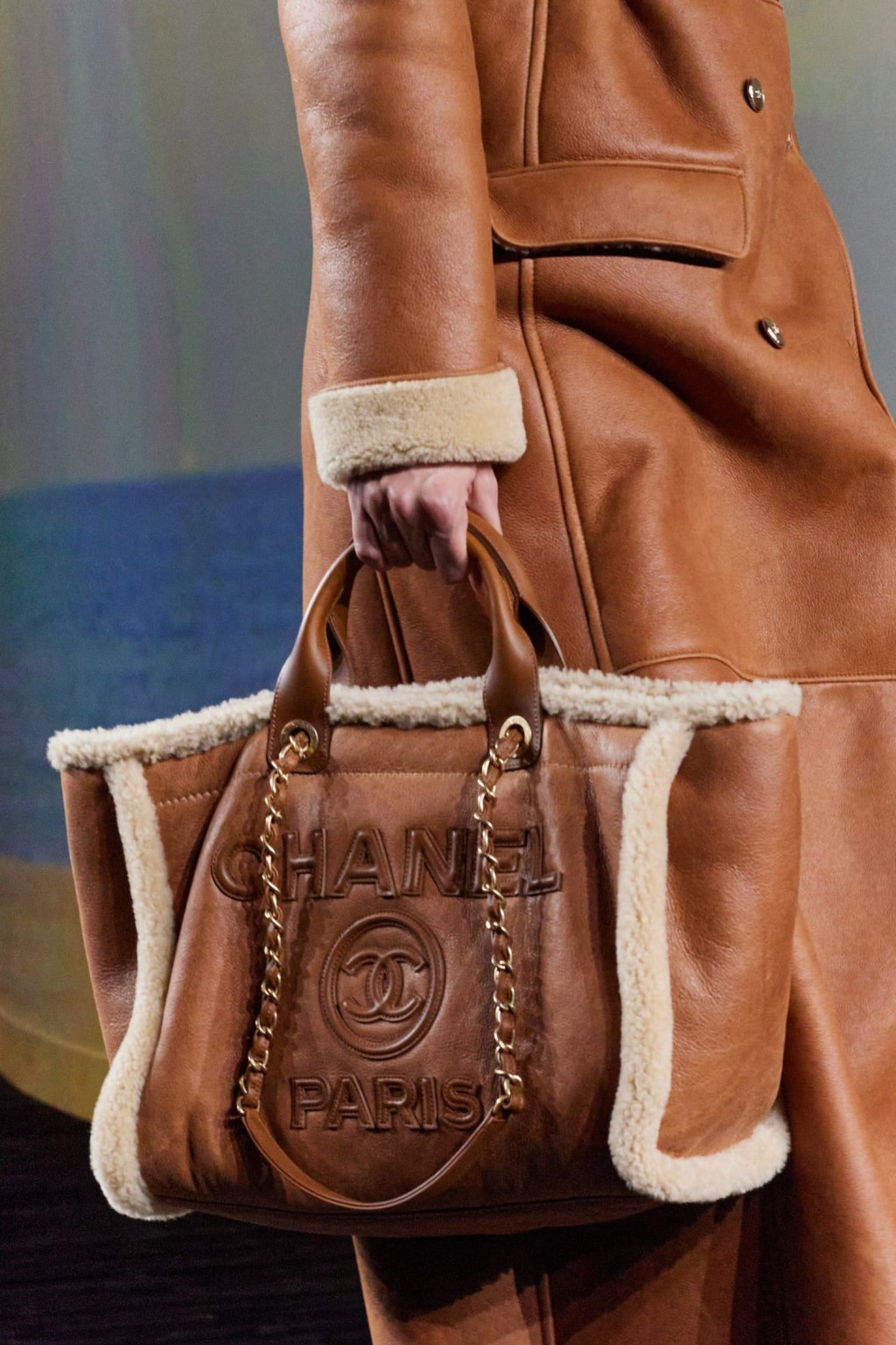 新季带来一系列啡色Shearling皮革新品，包括这个Shopping Bag。