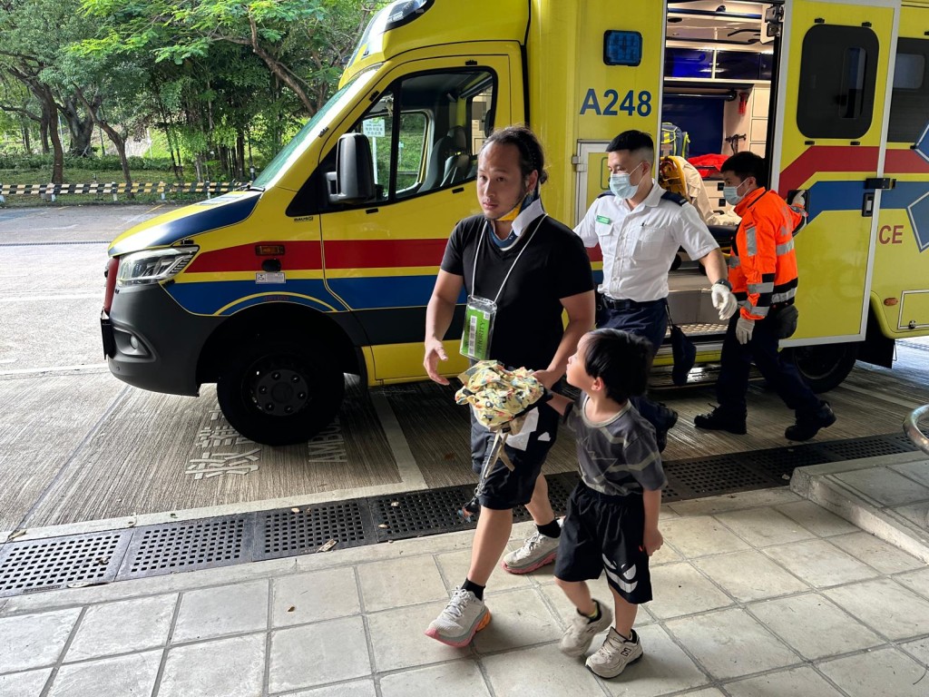 多名傷者被送往醫院治理。 多名傷者被送往醫院治理。