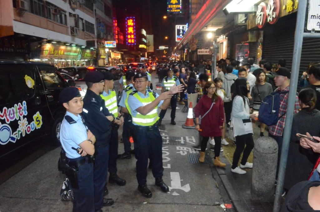 大批警员在场维持秩序井然。