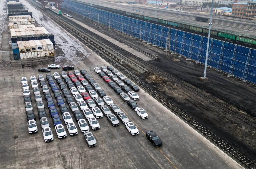 「一带一路」带动全球经贸增长。图为珲春铁路口岸等待出口的中制汽车。新华社