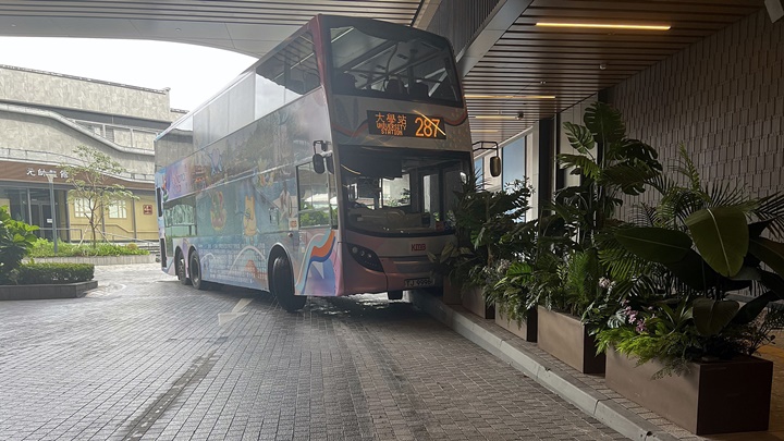 九巴失控铲上路壆。网图