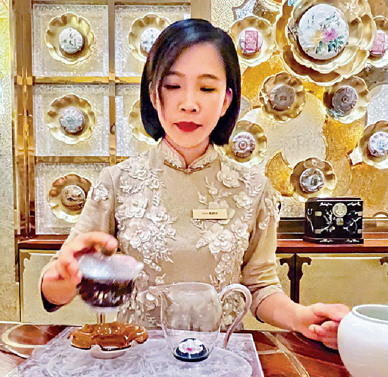 ■茶藝師為我們泡茶
