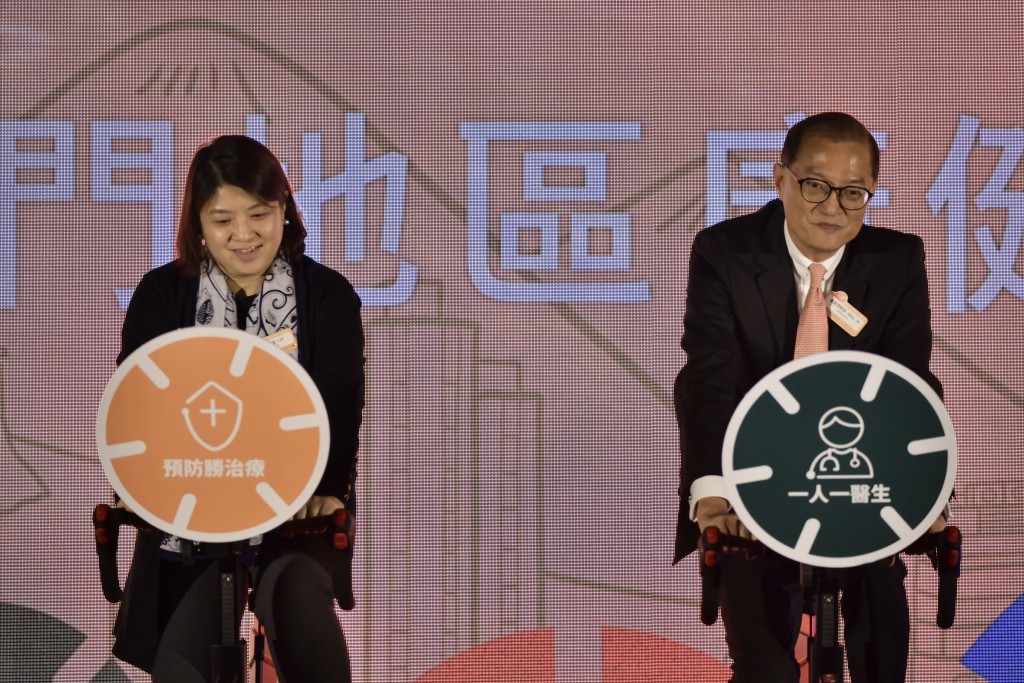 医务衞生局局长卢宠茂和副局长李夏茵出席开幕典礼，并以踏单车的形式启动仪式。陈极彰摄