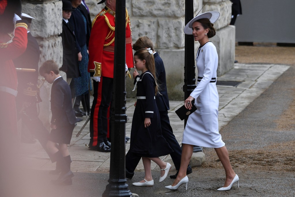 英皇妃凯特和家人一起露面。能自己行走。　路透社