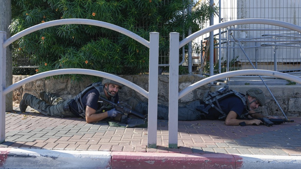 以色列安全部队在火箭袭击警报中找掩护。 美联社